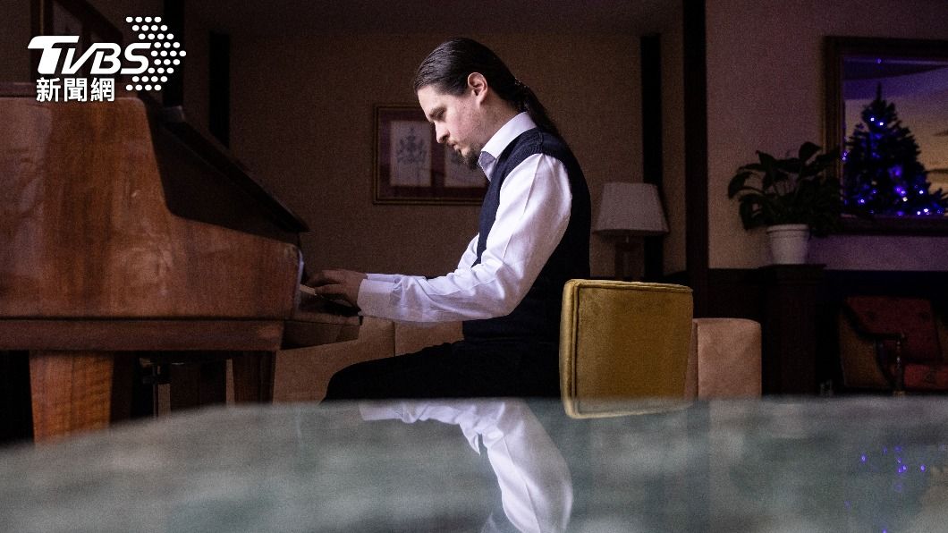 29歲的俄羅斯低音提琴手 Alexei Antropov 因戰爭逃到鄰國喬治亞，並在一家飯店中擔任鋼琴手。（圖／達志影像路透社）
