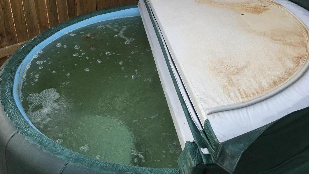 網友翻開熱水浴池後，發現根本就是「便池」。（圖／翻攝自Reddit）