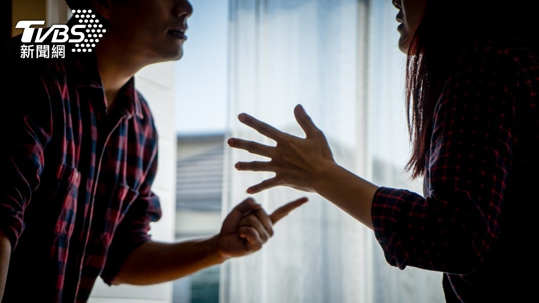 夫妻兩人爆發激烈口角衝突。（示意圖／shutterstock達志影像）