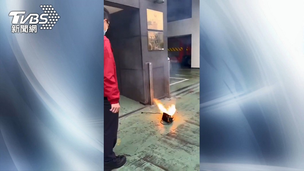 圖／TVBS  消防隊發生火警！　值班台旁「鋰電池爆炸」