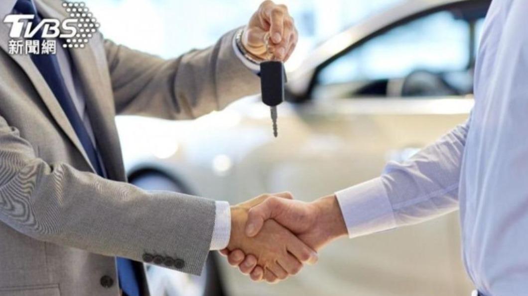 網友表示，朋友買車要求女友幫忙出錢。（示意圖／shutterstock達志影像）