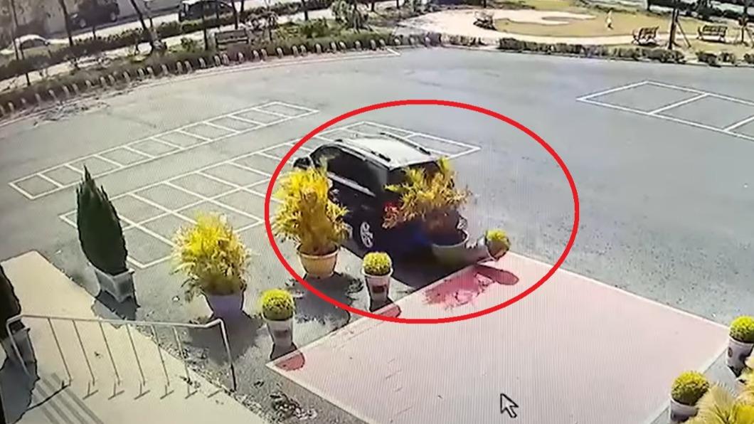 民眾在圖書館前練車撞倒盆栽。（圖／翻攝自虎尾鎮立圖書館臉書）