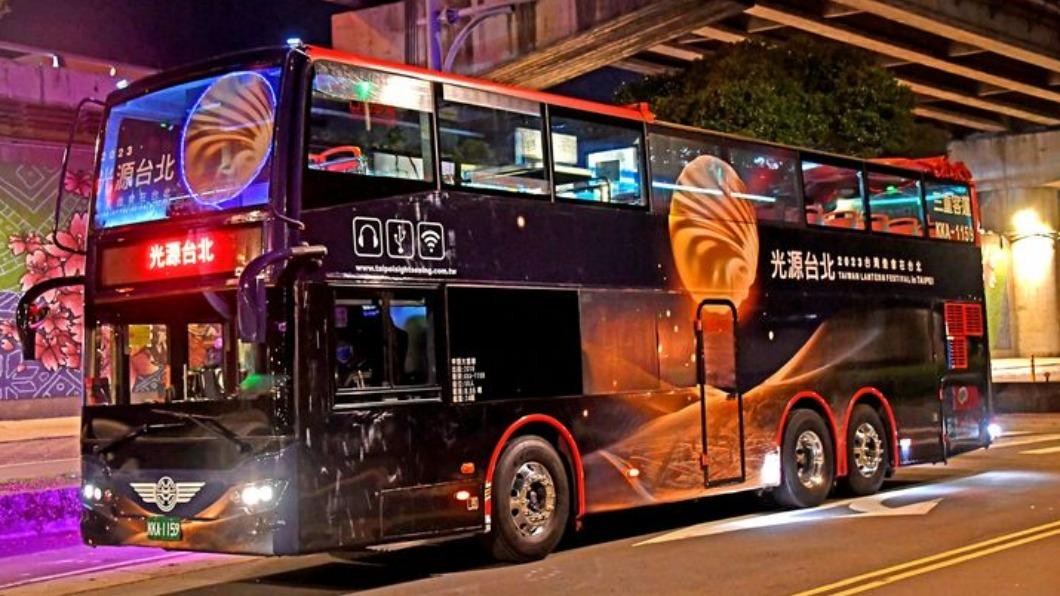 房客可以搭乘臺北市雙層觀光巴士配合燈會主題所設計的「燈飾專車」。（圖／晶華提供）