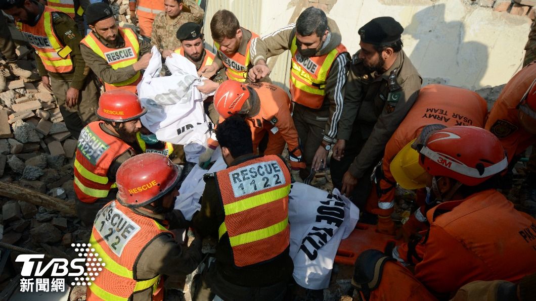 巴基斯坦清真寺的救援活動持續進行中，死亡人數也正式突破百人。（圖／達志影像美聯社）