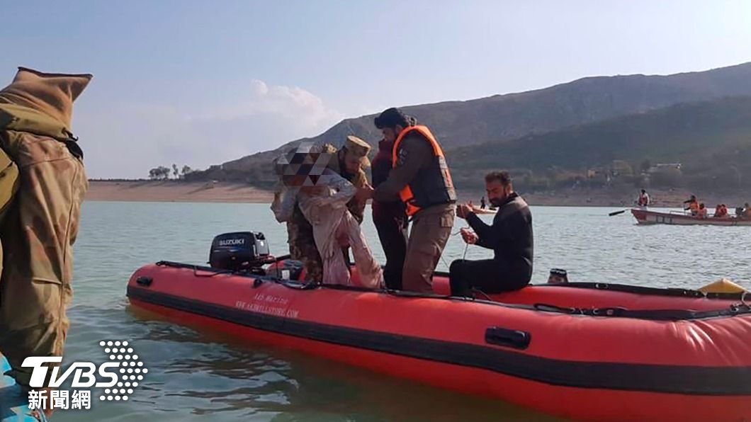 巴基斯坦救難隊成功救起一名落水學童。（圖／達志影像美聯社）