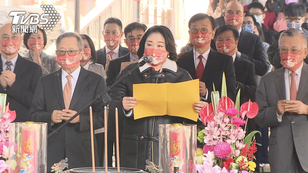 裕隆集團迎接70週年，董事長嚴陳莉蓮（中）在上午率領高階主管舉行新春團拜。（圖／TVBS）