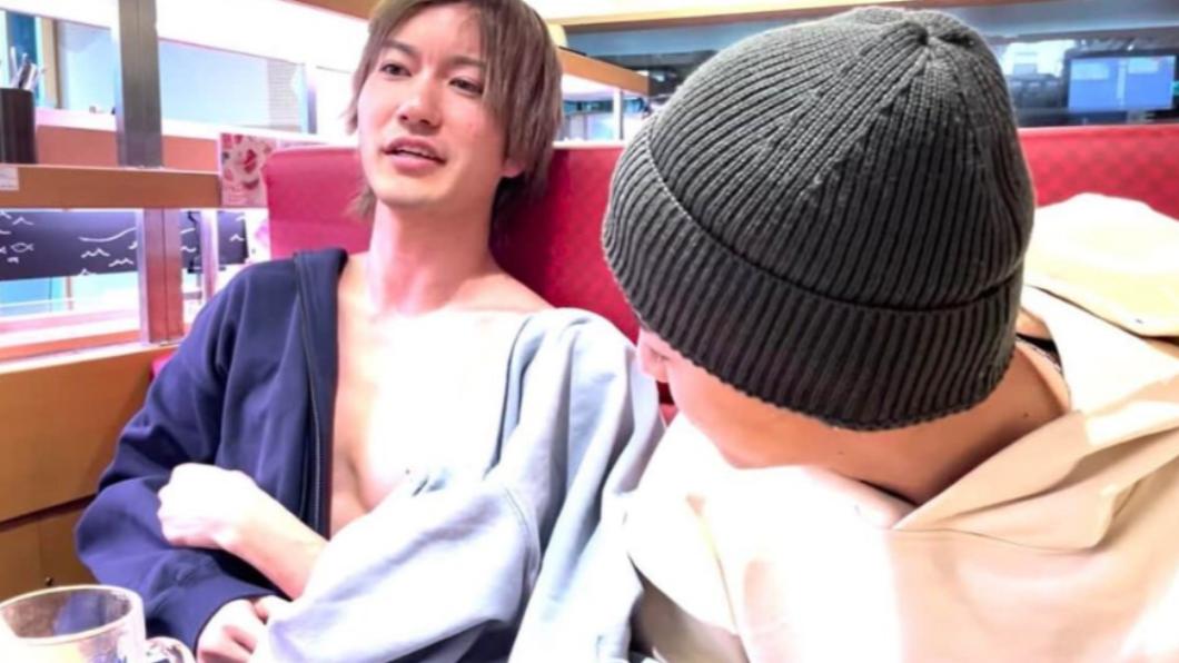 擁有近65萬人追蹤的日本YouTuber，在壽司郎公然脫衣被罵翻。（圖／翻攝自推特＠masatosasn7）