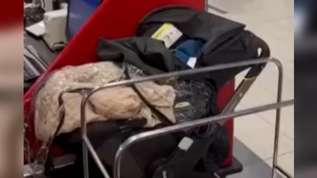嬰兒遭丟包在航空公司報到櫃檯。（圖／翻攝自推特＠instablog9ja）