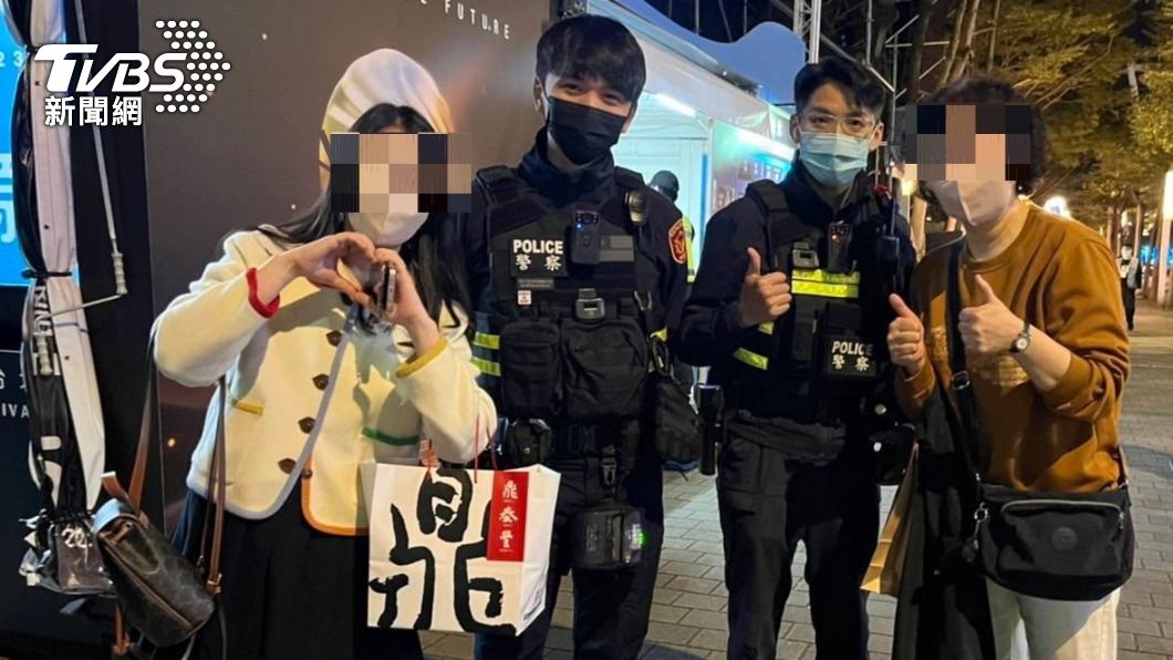 韓國母女來台遊玩賞燈，意外遺失皮夾員警協助尋獲。（圖／TVBS）