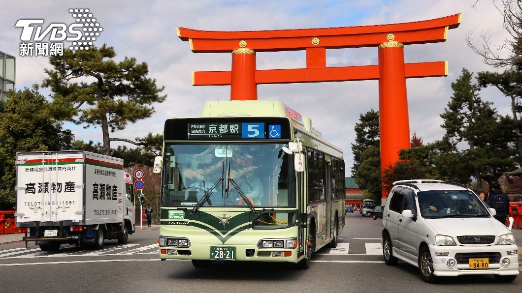 日媒指出，京都行經知名景點的公車上，常常擠滿觀光客。（示意圖／shutterstock 達志影像）
