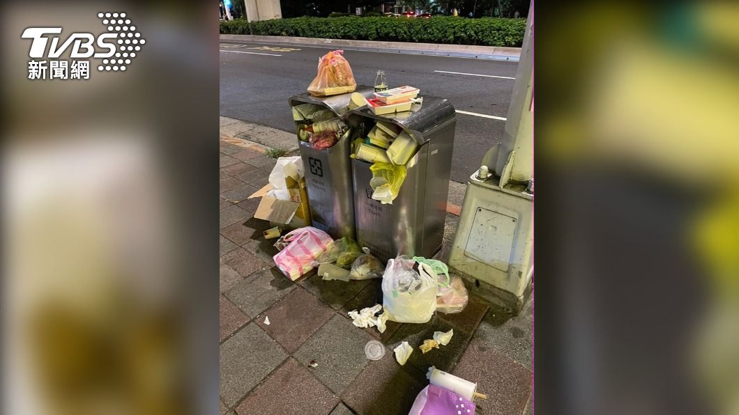 國民黨立委洪孟楷PO出一張台北市街景，畫面中垃圾桶被塞爆垃圾散落一地（圖／翻攝自洪孟楷臉書）