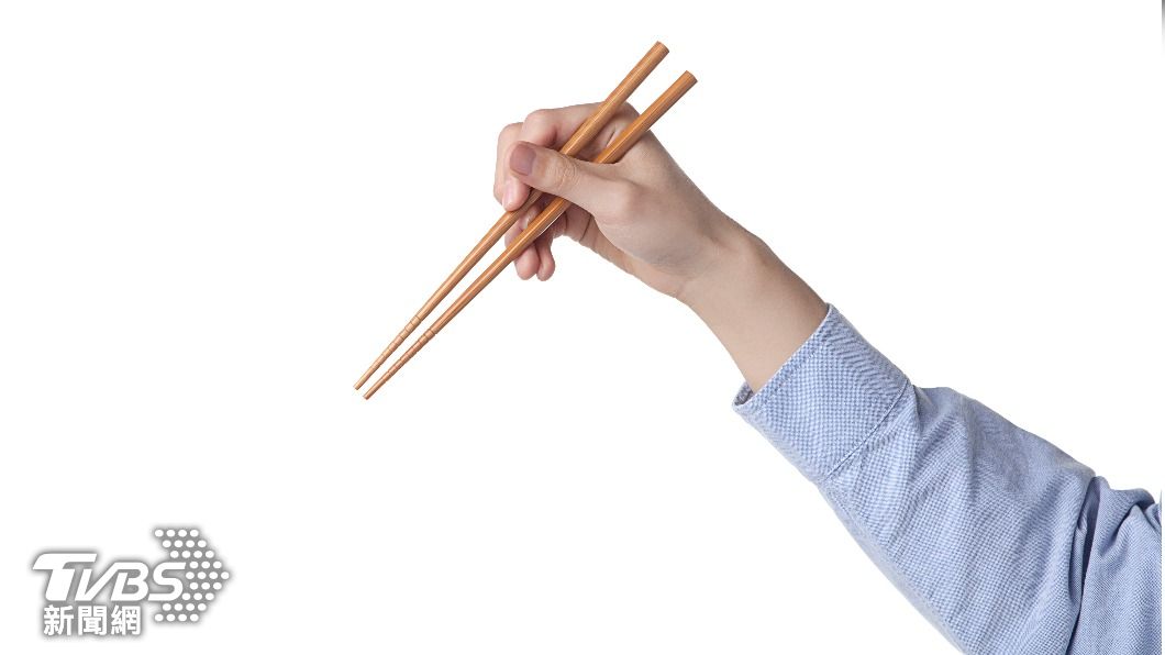 手麻拿不穩筷子恐是病。（示意圖／shutterstock達志影像）