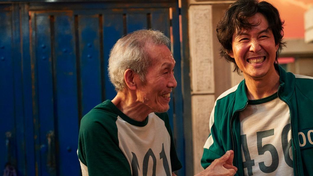 吳永洙（左）在《魷魚遊戲》飾演001號的老爺爺（圖／Netflix提供）