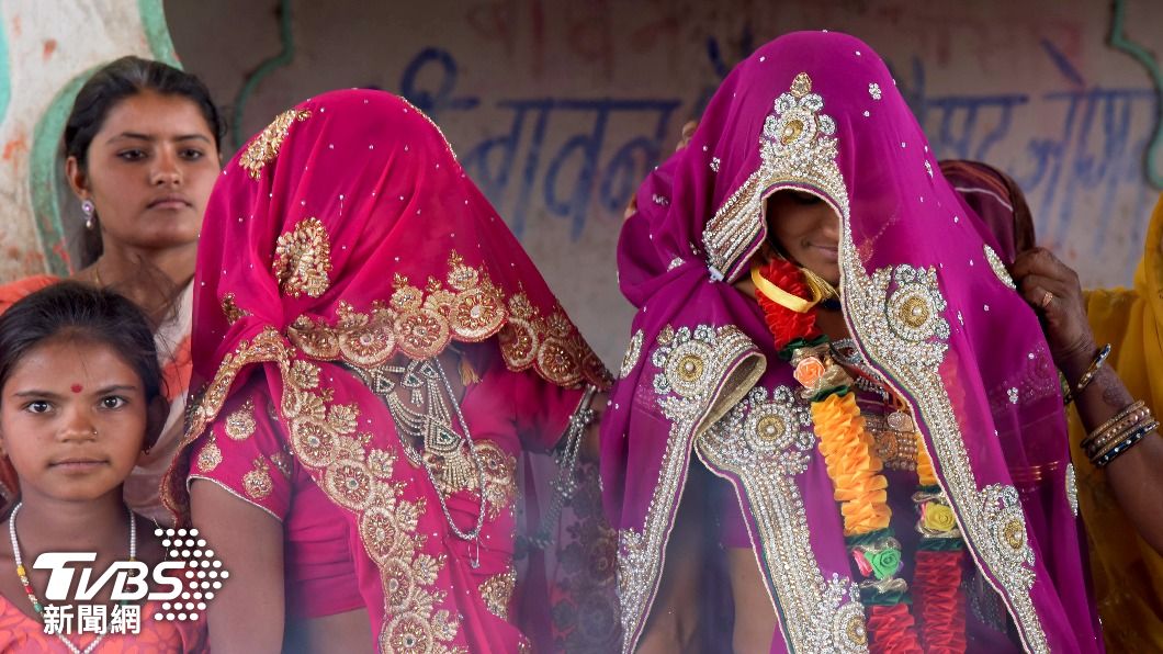 印度中央邦一處印度教寺廟內，正在為兩名未成年女孩舉行婚禮。（圖／達志影像美聯社）