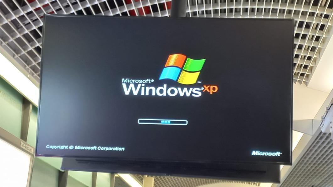 原PO發現捷運乘車資訊系統當機後，竟出現Windows XP的開機畫面。（圖／翻攝自「路上觀察學院」臉書）