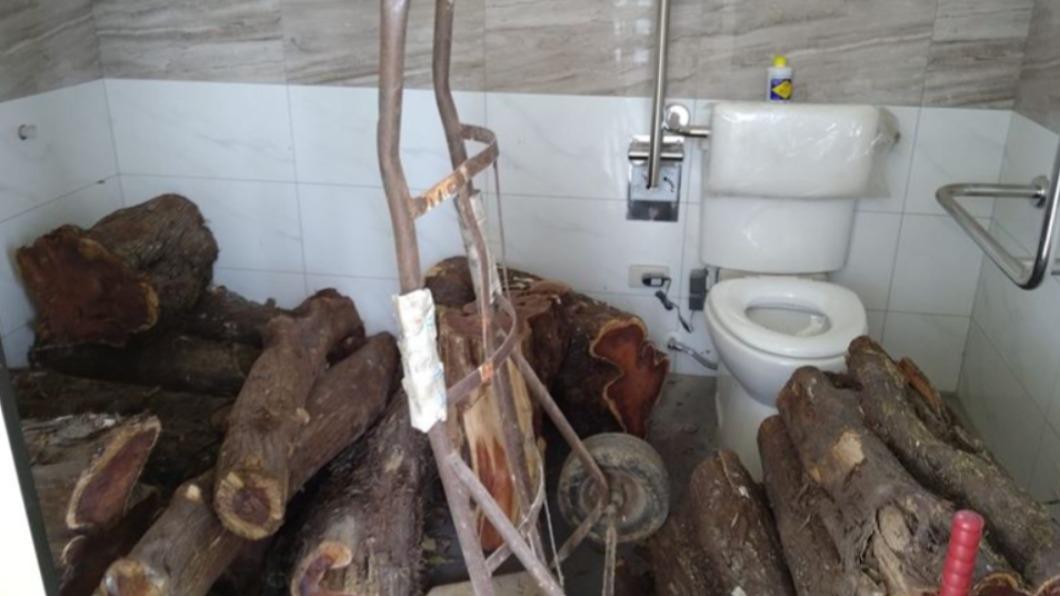 民眾在南投某國小想上無障礙廁所，結果發現裡面擺滿木頭。（圖／翻攝自路上觀察學院）