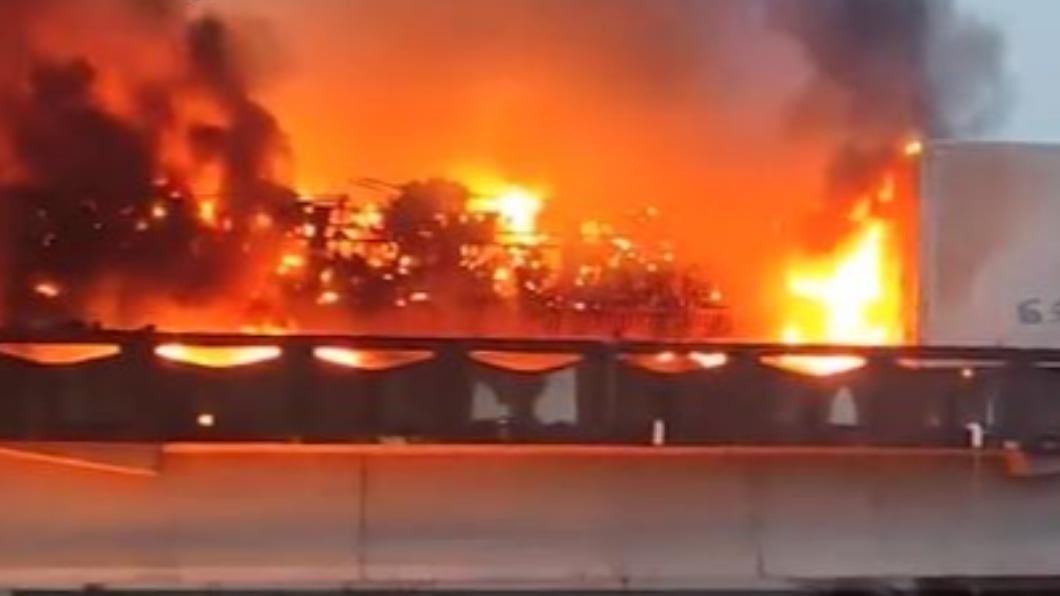 湖南高速公路連環車禍追撞起火。（圖／翻攝自 微博）