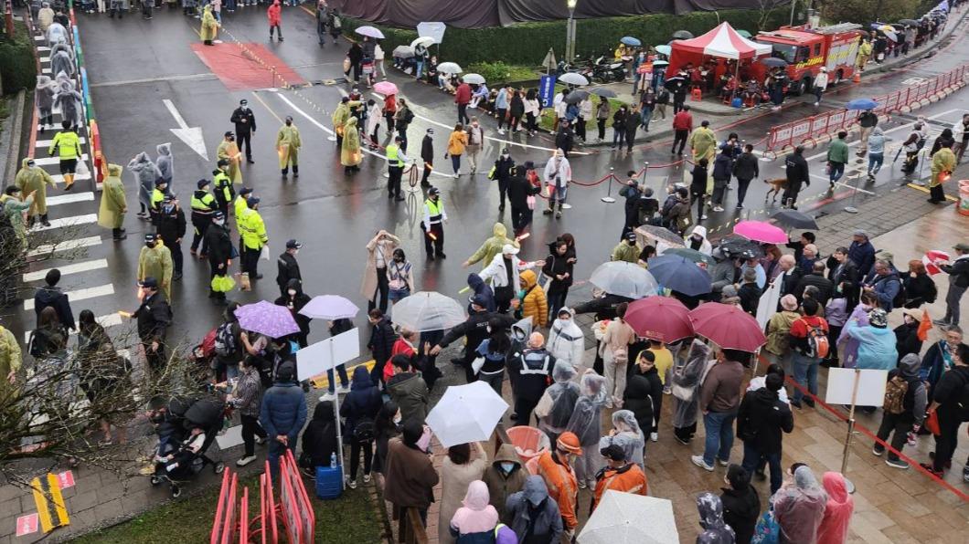 一年一度的平溪天燈節，警方為了防止韓國梨泰院踩踏事件重演，特地出動空拍機進行監控　（圖／瑞芳分局提供）