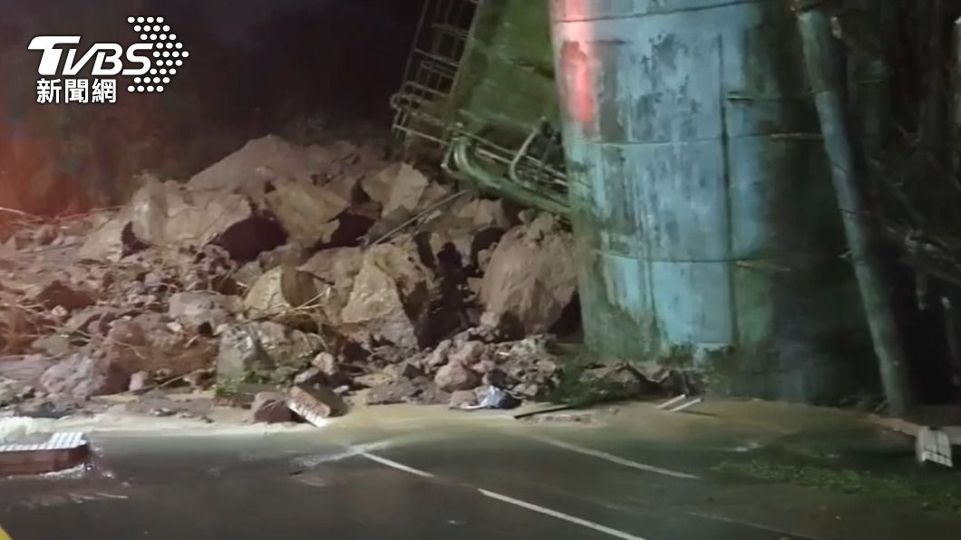陽金公路土石崩塌、下方淨水廠遭波及。（圖／TVBS）