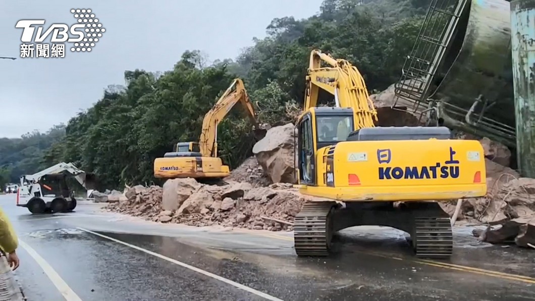 山壁坍一片！怪手卡車進駐 陽金公路18點搶通│坍方│降雨│供水│tvbs新聞網 9142