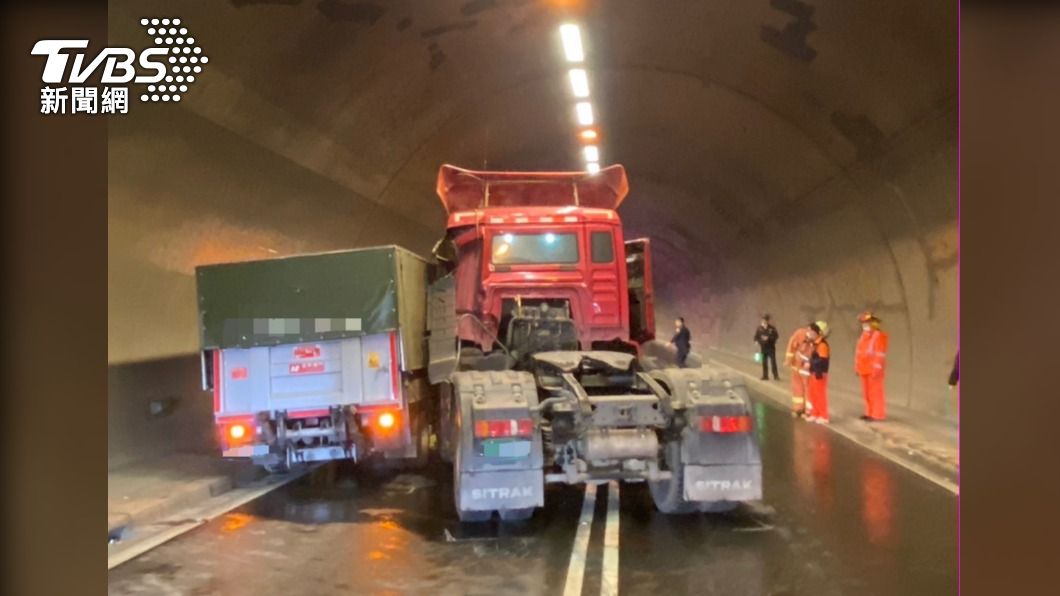 觀音山隧道內發生4車追撞事故，1駕駛送醫搶救。（圖／TVBS）