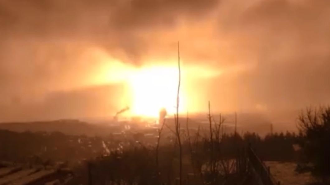 爆炸產生的烈焰衝上天空。（圖／翻攝自 Sözcü 推特 @gazetesozcu）