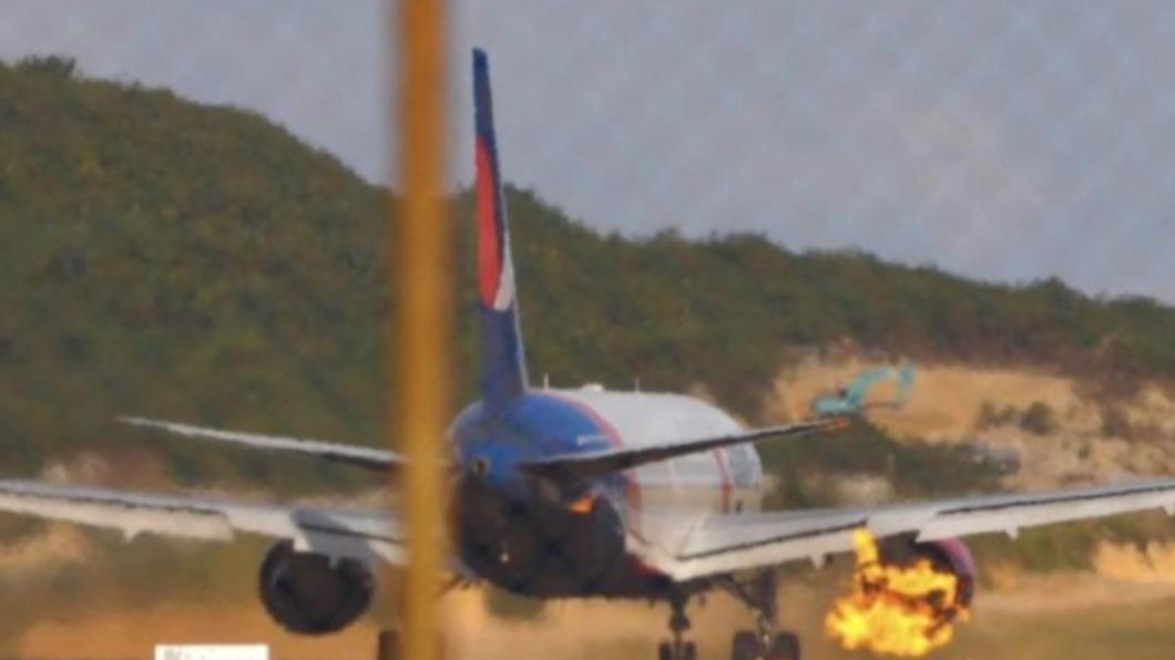 俄羅斯藍色航空的波音767客機引擎冒火光。（圖／翻攝自@Abdifat75097284 Twitter）
