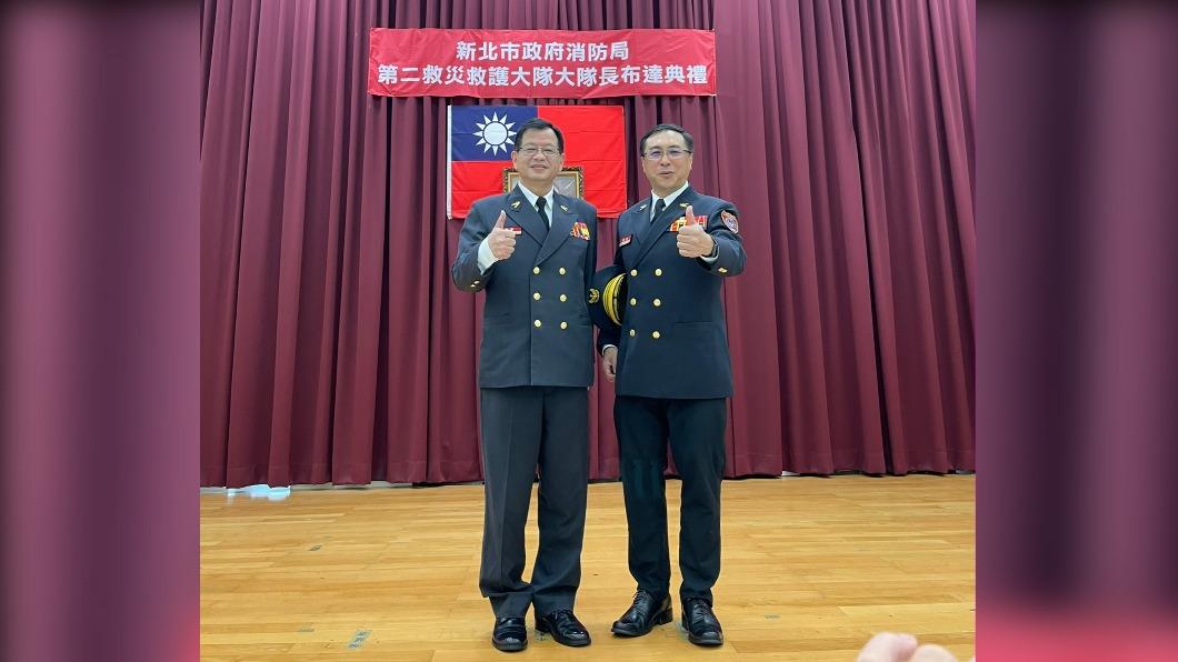 新任新北市消防局第二大隊長黃弟勝（右）。（圖／TVBS）