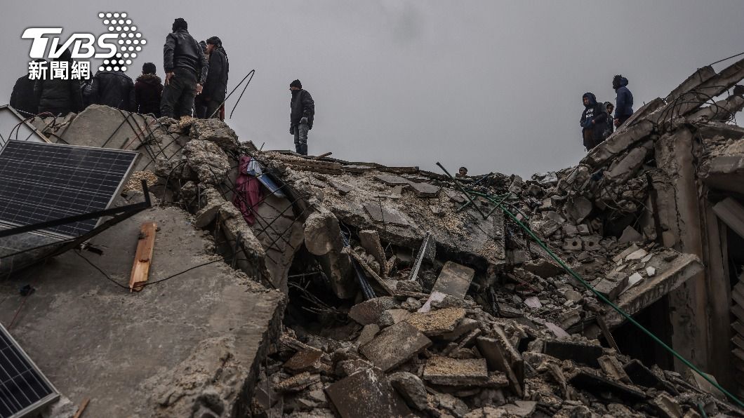許多生命仍被埋在倒塌的房屋中。（圖／達志影像美聯社） 土耳其強震「天空現詭異閃光」　吳鳳嘆：40秒變世界末日