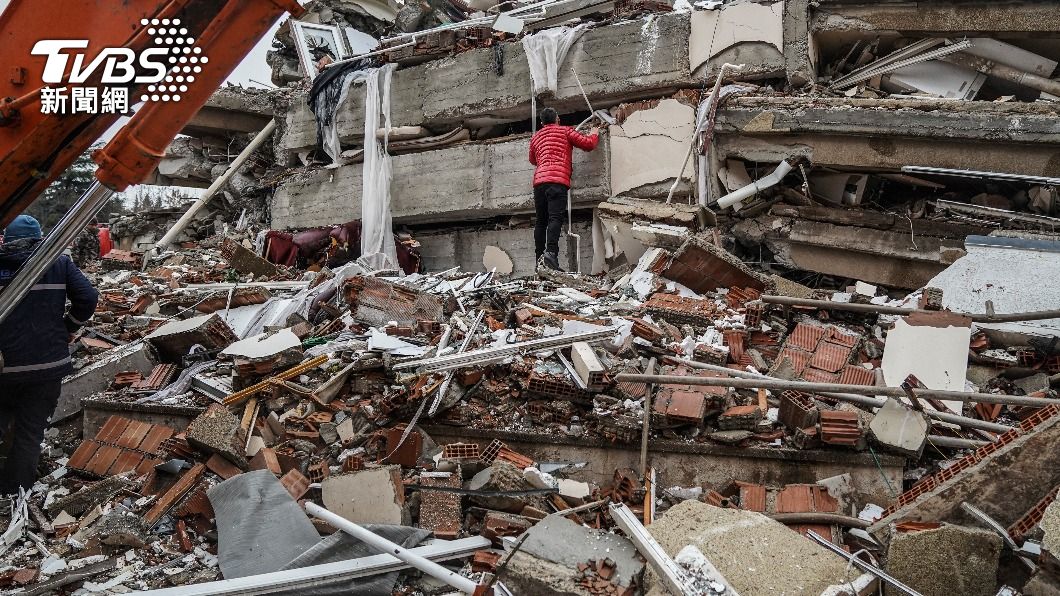 土耳其強震過後，街上全是倒塌的房屋瓦礫堆。（圖／達志影像美聯社）
