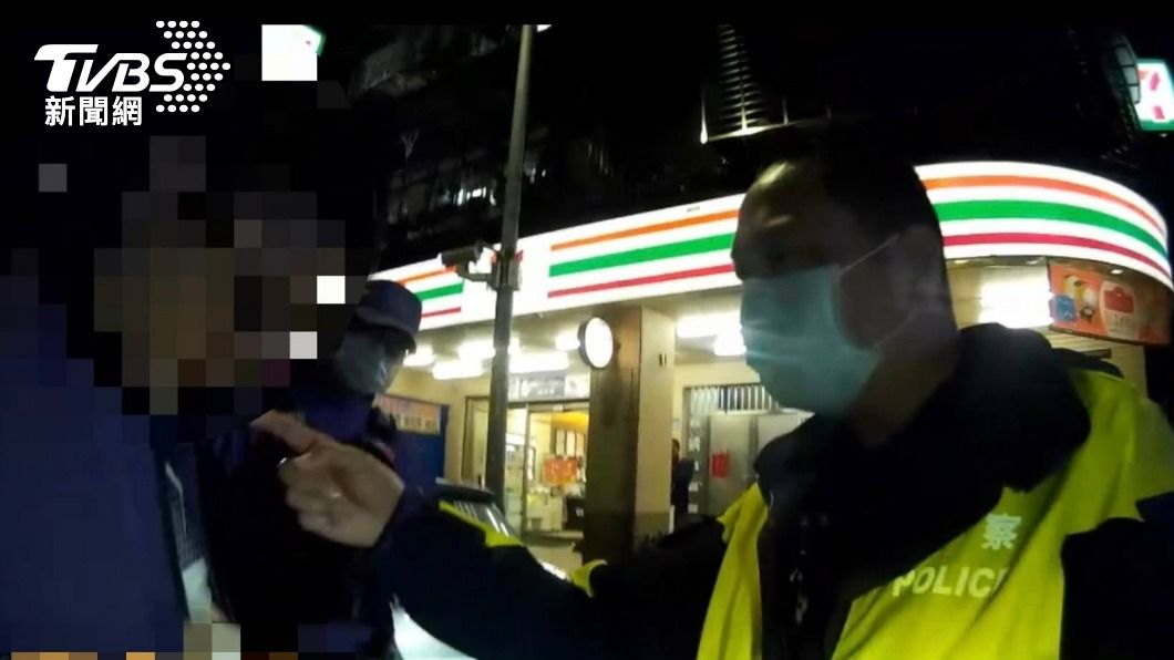 警員在劉男臉上、外套發現不明白色粉末。（圖／TVBS）