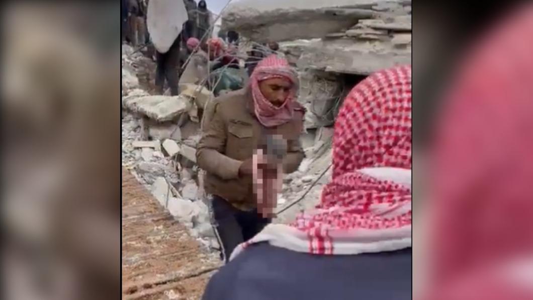 一位孕婦在瓦礫堆中產下嬰兒。（圖／翻攝自Talha Ch Twitter）