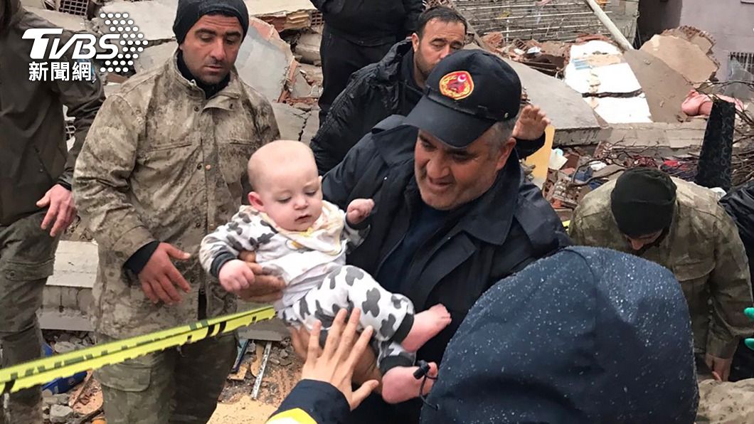 7.8大地震災後，一名嬰兒從土耳其馬拉蒂亞的一棟坍塌建築物中被救出。（圖／達志影像美聯社）