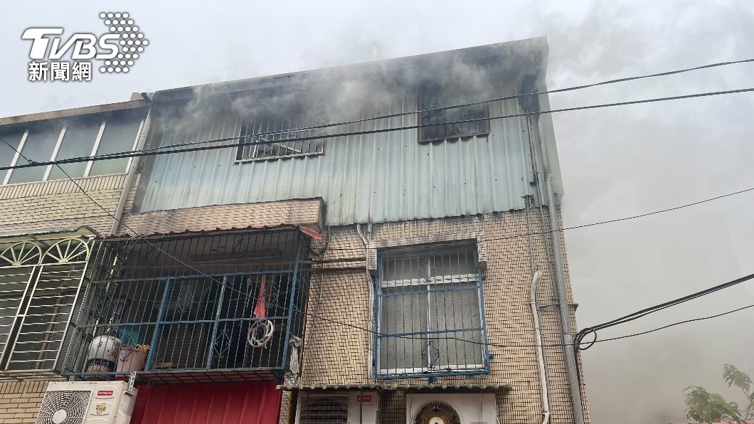 桃園大溪民宅疑似遭縱火，3歲女童身亡。（圖／TVBS）