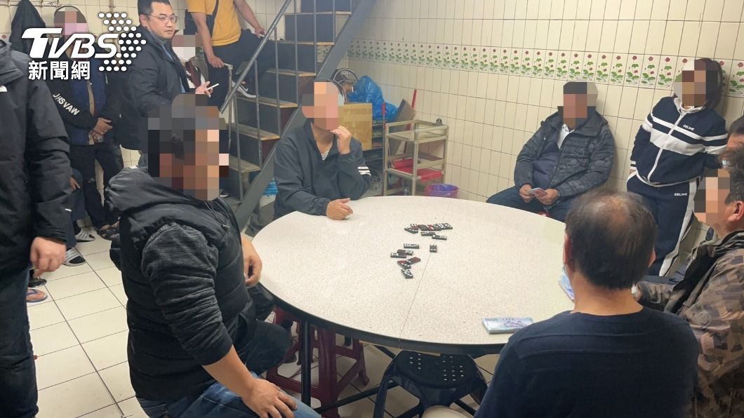 警方攻堅天九牌地下賭場，逮捕13名賭客。（圖／TVBS）