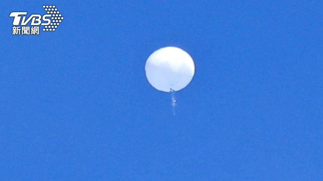 美國於本月4日擊落中國的一顆大型白色觀測氣球。（圖／達志影像美聯社）