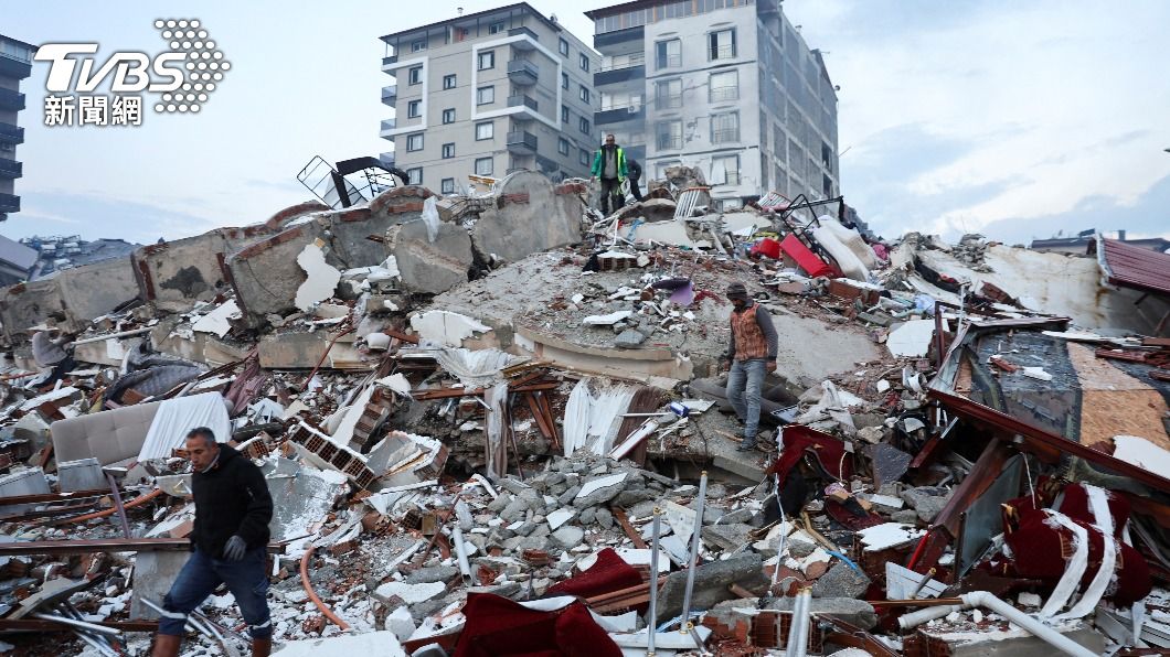 土耳其發生規模7.8強震，房屋大量倒塌，許多居民被埋在瓦礫堆中。（圖／達志影像路透社）