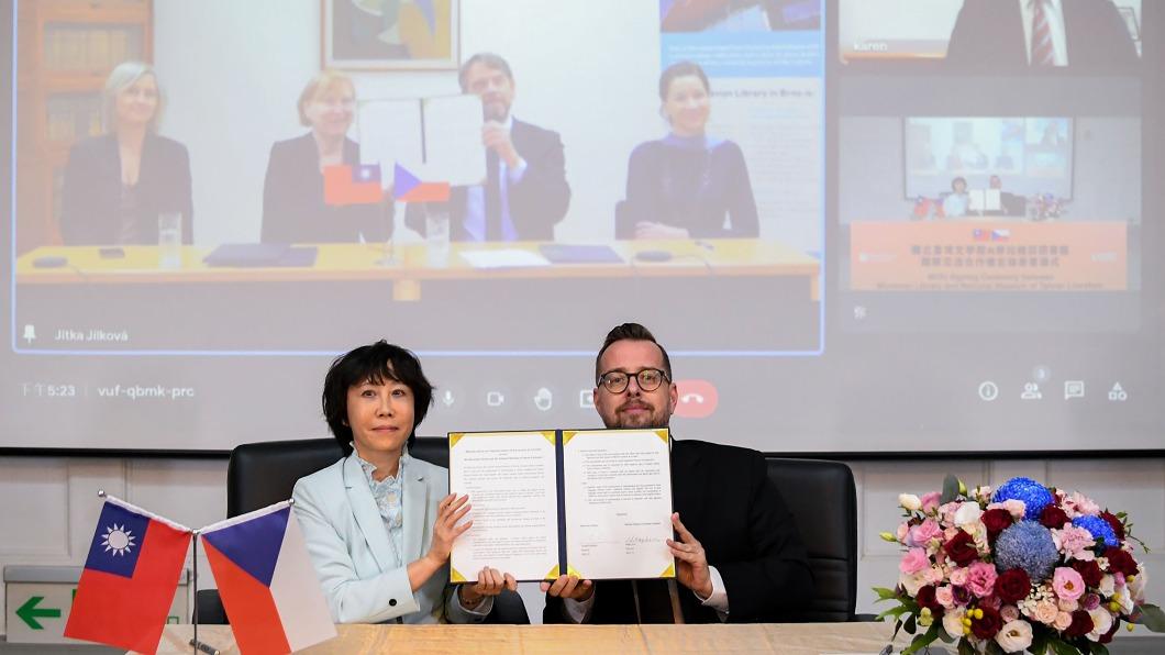 台灣文學館與捷克摩拉維亞圖書館採同步連線簽署合作備忘錄。（圖／台灣文學館提供）