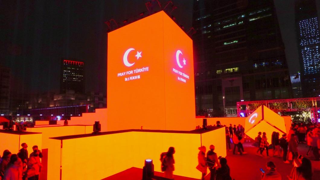 土耳其強震災情慘重，全聯將播放「Pray for Türkiye」祈福畫面。（圖／全聯提供）