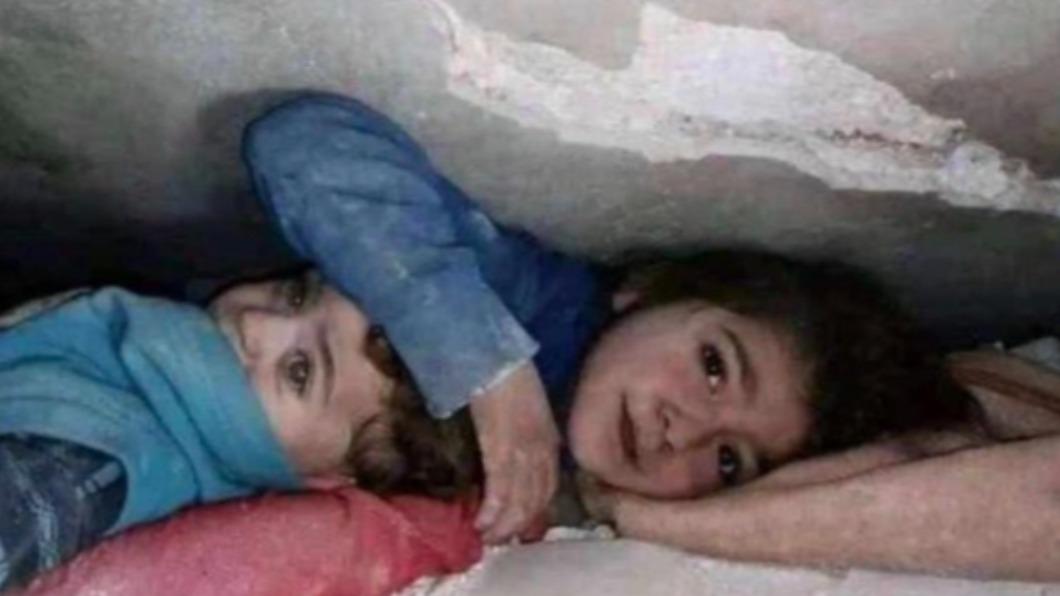 一名7歲女童在瓦礫下用手保護同樣受困的弟弟。（圖／翻攝自@mhdksafa推特）