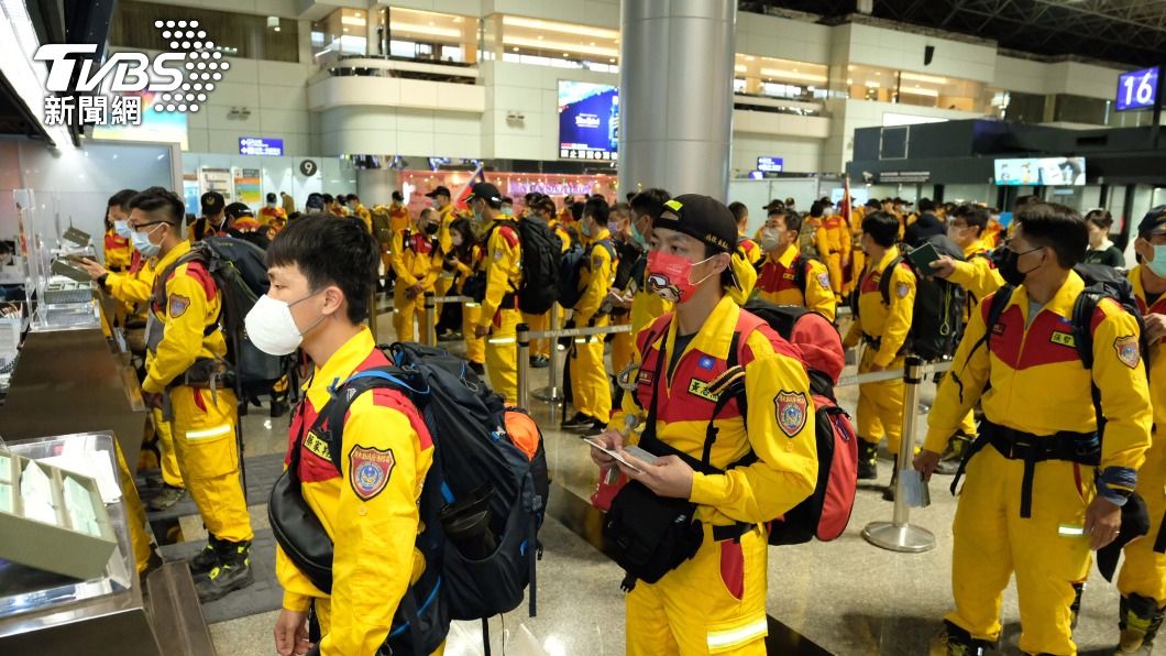 台灣第二批搜救隊7日晚間搭機前往土耳其救災。（圖／中央社）