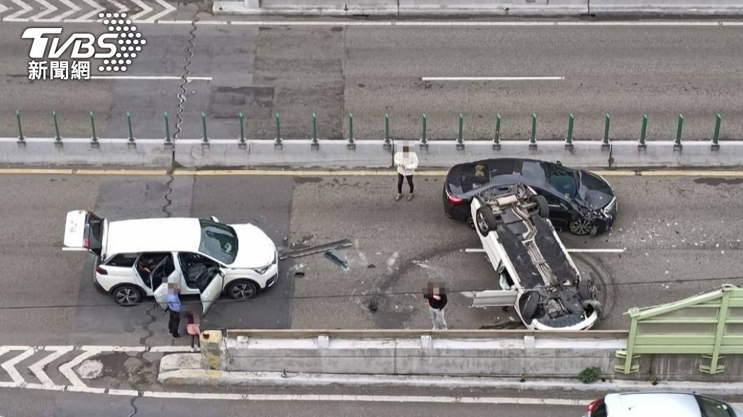 建國高架上3車連撞，其中白車酒駕。（圖／民眾王先生提供）