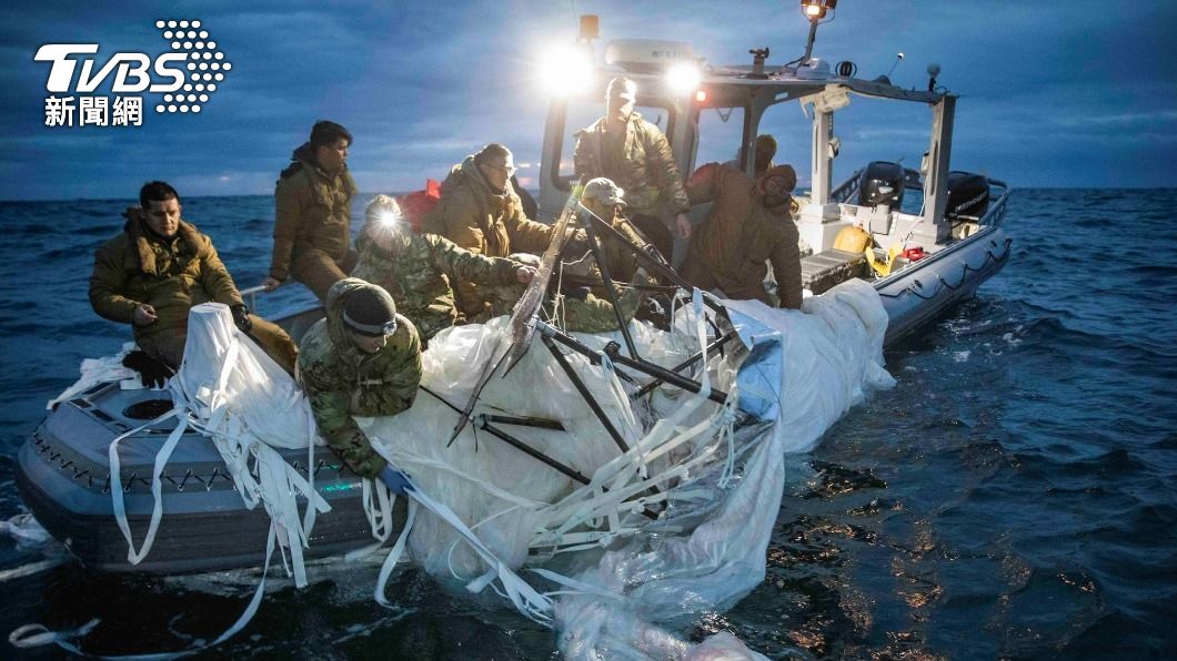 美國海軍正在進行打撈氣球殘骸的作業，將一大塊碎片拖上船。（圖／達志影像美聯社）