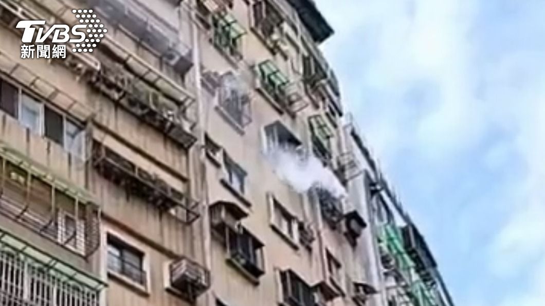 大樓9樓失火。（圖／TVBS）