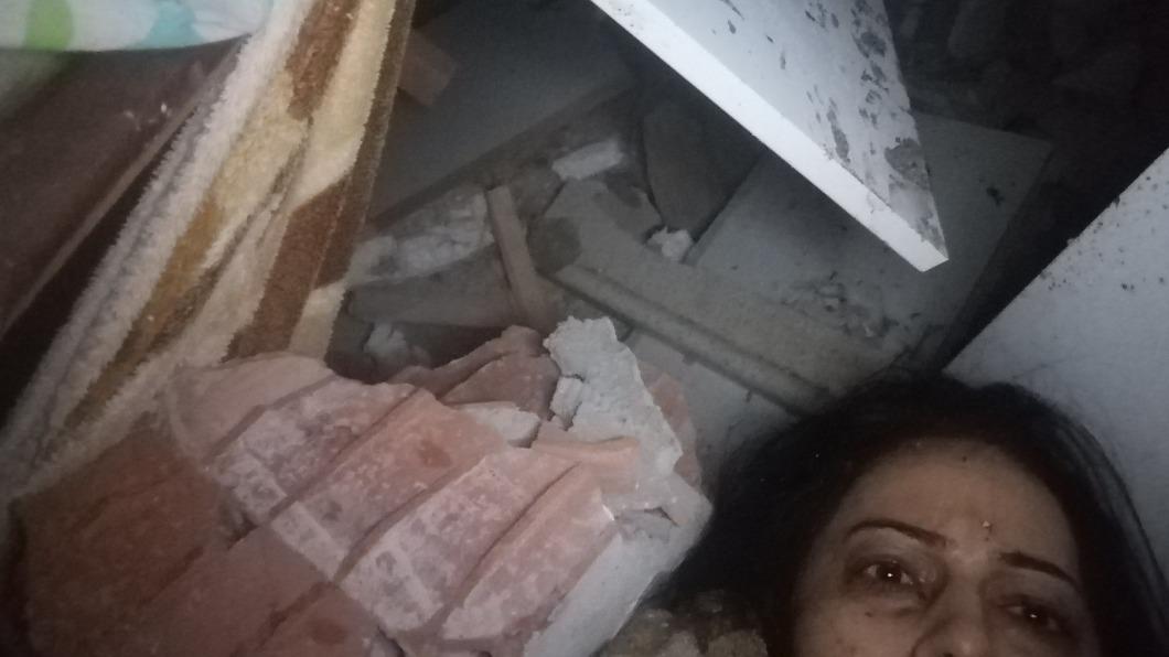 土耳其1名女子在強震後受困，但她卻幸運地靠著1則留言而獲救。（圖／翻攝自「@ayselllyeral」推特）