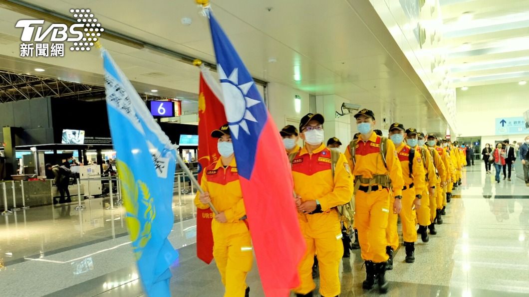 圖為台灣搜救隊6日自桃機出發畫面。（圖／中央社）