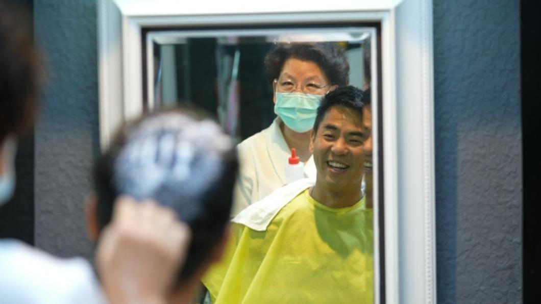 柯有倫體驗台南當地的理髮服務。（圖／三立提供）