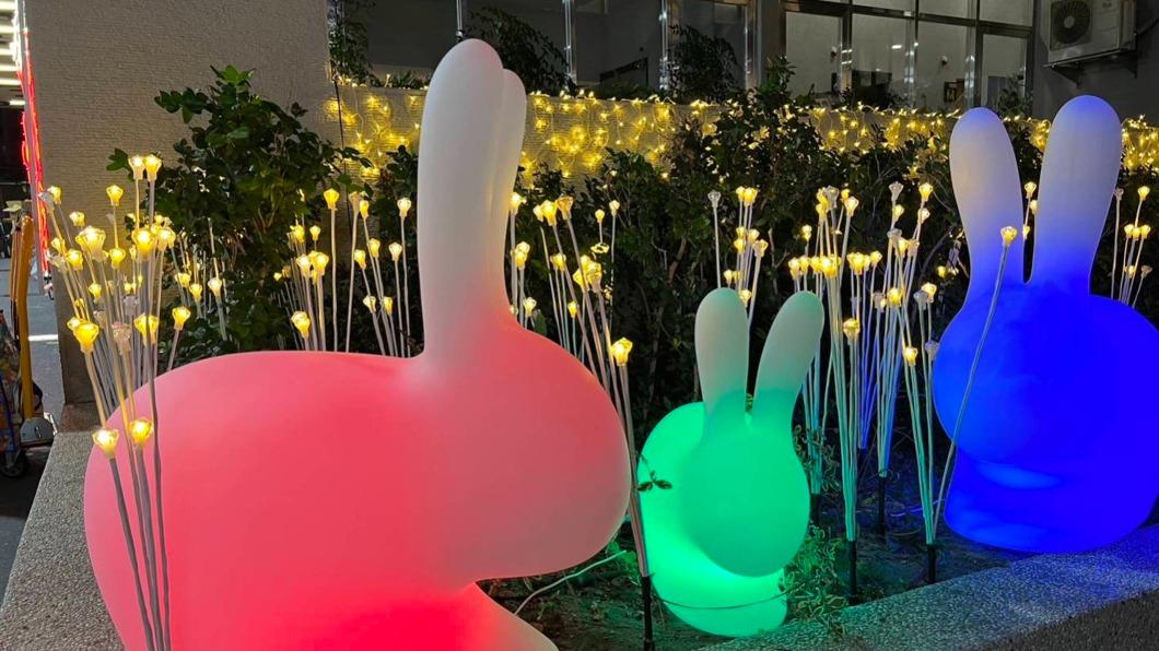 台中市政府交通局在豐原轉運中心設置兔型變色燈。（圖／台中市交通局提供）
