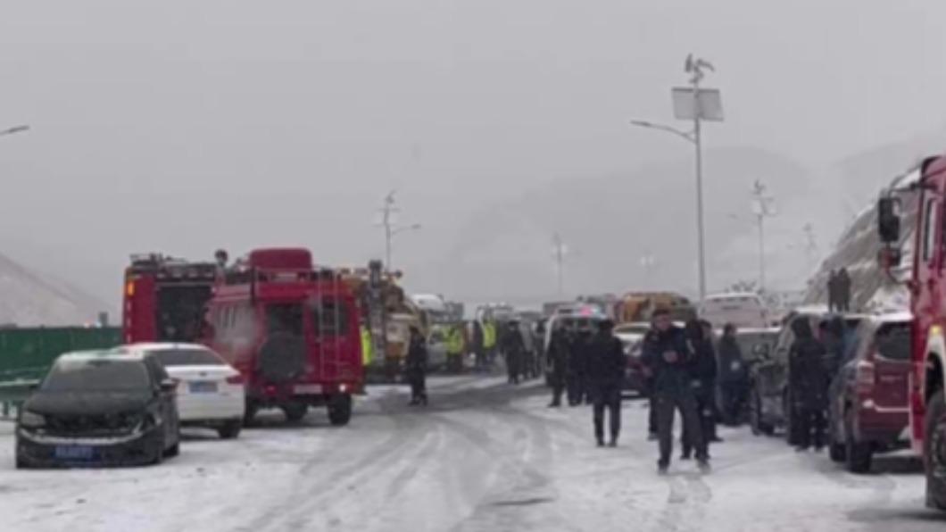 甘肅蘭州今晨積雪路滑，發生車輛追撞意外。（圖／翻攝自微博）