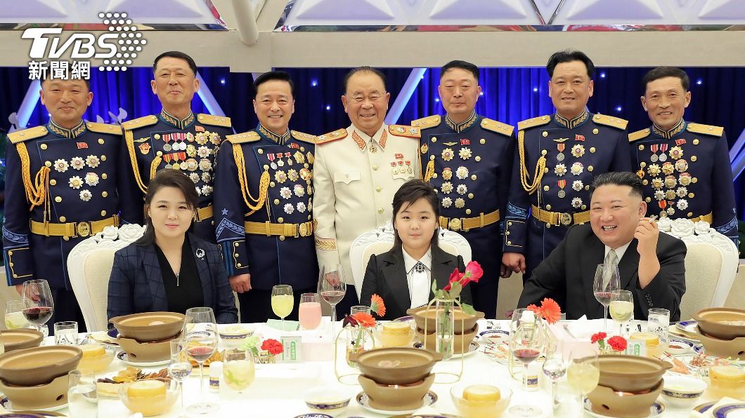 北韓領導人金正恩與妻子李雪主、女兒金珠愛和高級將領合影。（圖／達志影像美聯社）